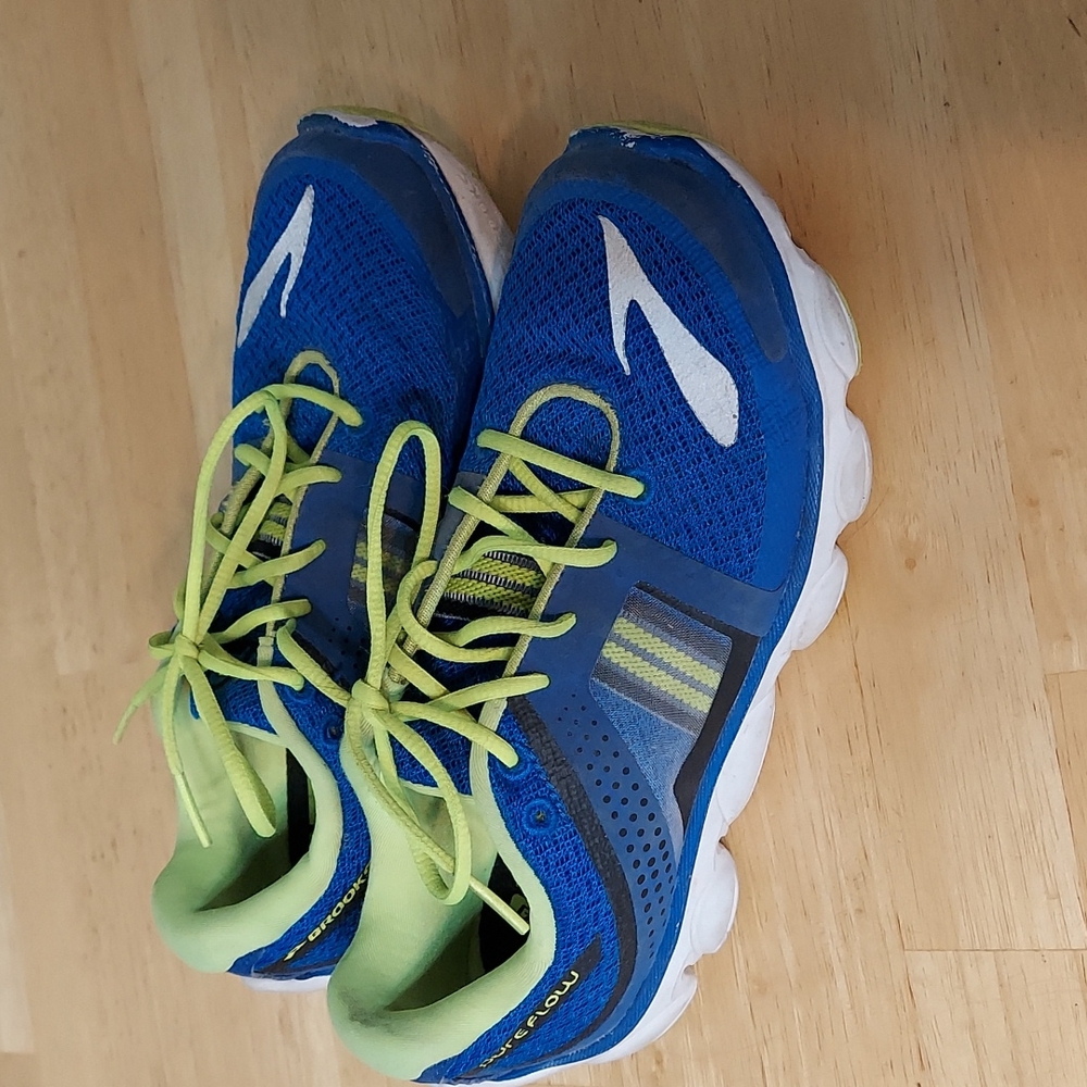 Brooks boys size 2 shoes